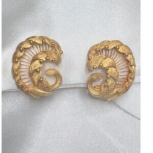 Vintage Gold‑Tone Swirl Clip‑On Earrings – Mid‑Century Textured Leaf Design